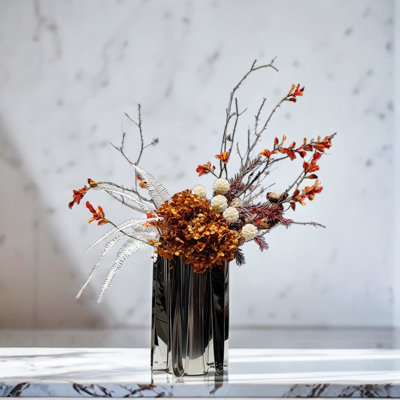 Décoration de fleur simulée