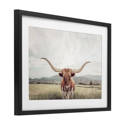 «Longhorn Portrait Open Meadow», reproduction d'art encadrée sous verre, design par Sissi et Seb