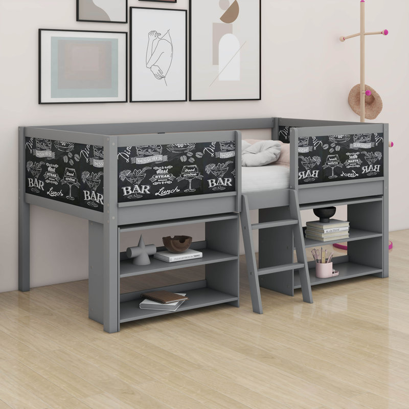 Lit mezzanine bas pour enfants avec 2 tablettes de rangement mobiles, cadre de lit mezzanine simple avec tableau noir et échelle