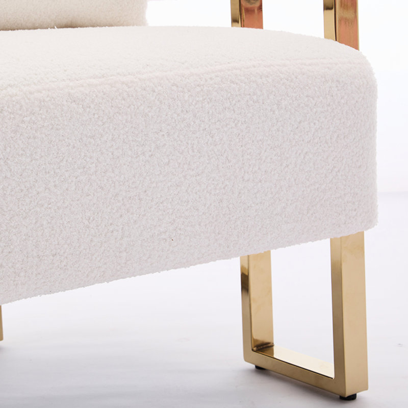 Chaise blanche avec pattes en métal doré et revêtement en molleton mince pour un confort optimal. Style moderne, décoratif, stable et moelleux.