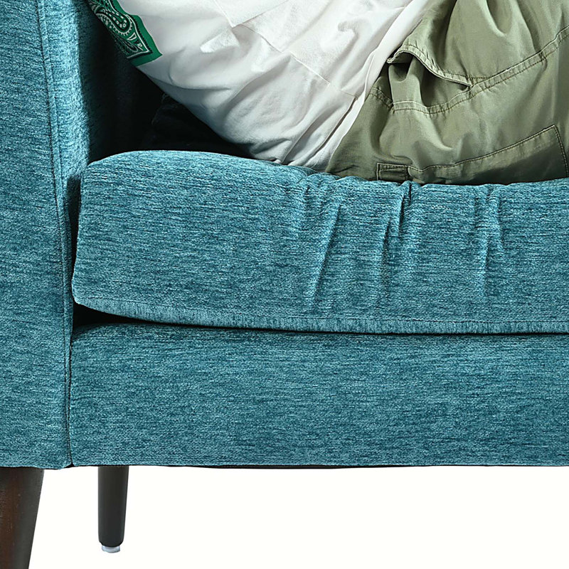 Et fauteuil d'appoint avec dossier de baril de baignoire et pieds en bois massif