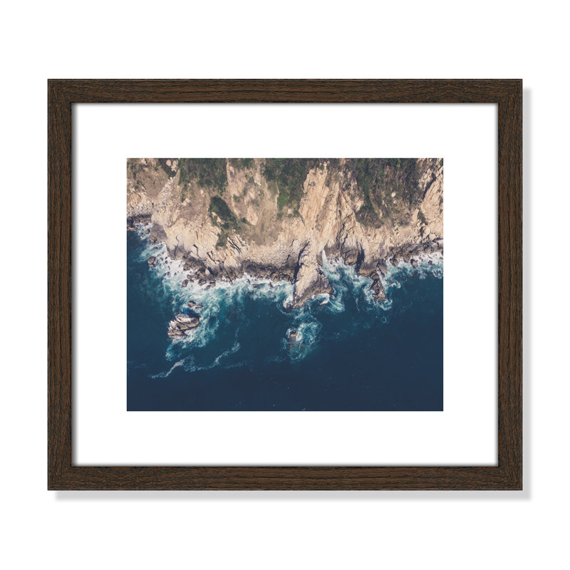 Zanna Coastal Cliff, Acapulco - reproduction de photo, Papier avec cadre à grain de bois noyer, Blanc