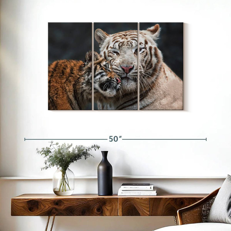 Tigre blanc et chaton Brampt, H 24 po x l 38 po