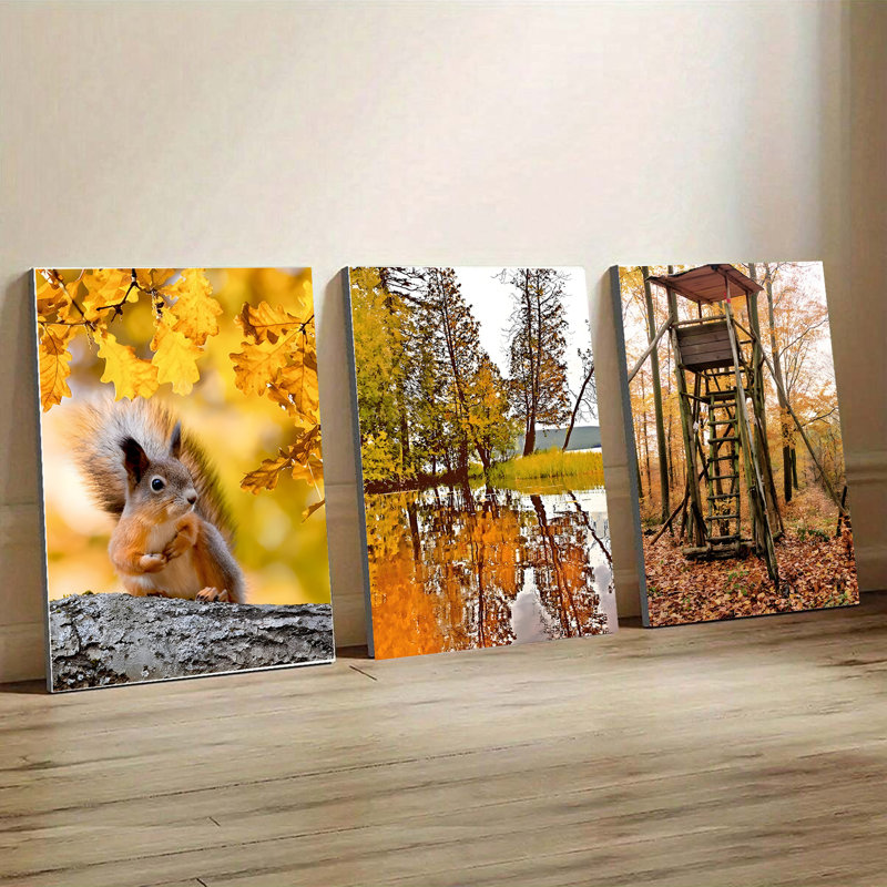 Ensemble de 3 affiches encadrées, toiles décoratives représentant une forêt d'automne : écureuil dans des feuilles de chêne, reflets d'arbres dans un lac, affût de chasse avec feuillage automnal. Décorations naturelles pour le salon.