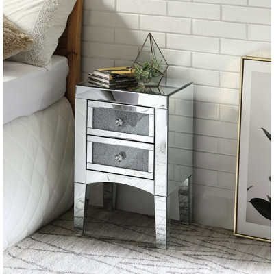 Table d'appoint assemblée avec cadre en faux diamants miroir, pieds fuselés, tiroirs avant incrustés de pierres et plateau en verre trempé transparent de 4 mm, largeur 40,6 cm, profondeur 35,6 cm, hauteur 61 cm, argentée, charge maximale 31,8 kg