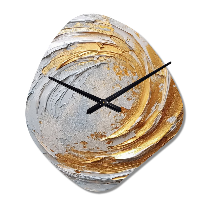 Or et crème tourbillon enchanté II - horloge murale asymétrique en spirale abstraite, impression d'horloge de forme unique dorée
