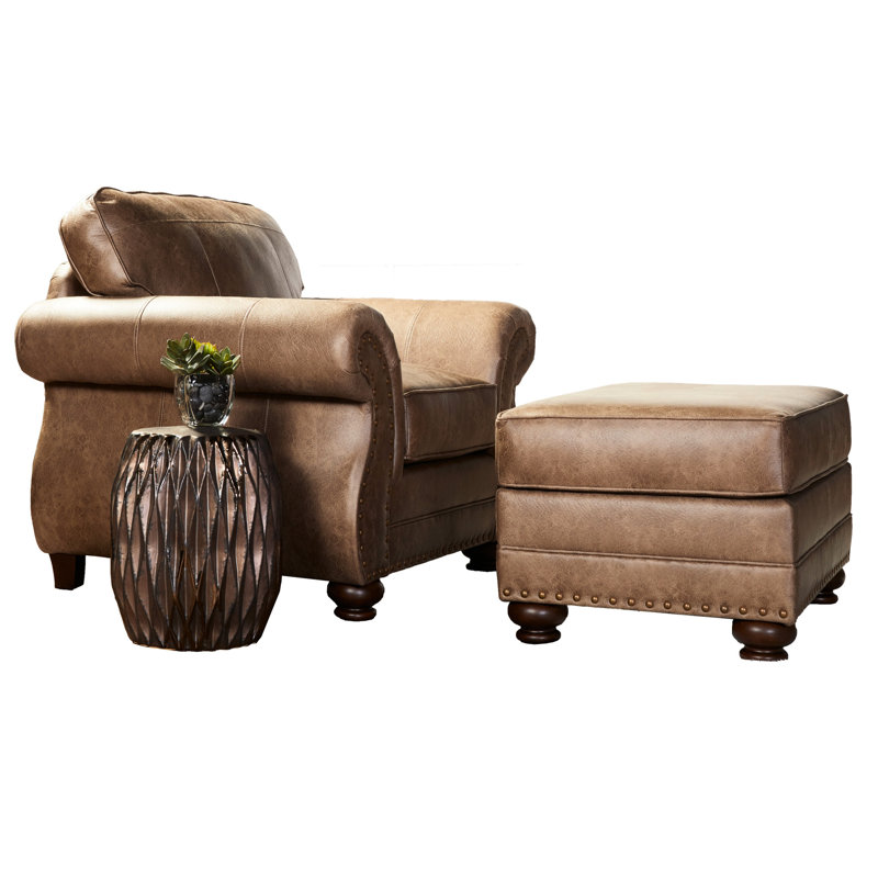 Chaise avec accoudoirs en similicuir et garniture cloutée brune, accoudoirs roulés, coussins confortables, fabrication en bois et revêtement brun moyen, garniture,
