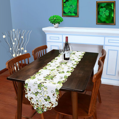 Chemin de table brodé Shamrock pour la Saint-Patrick