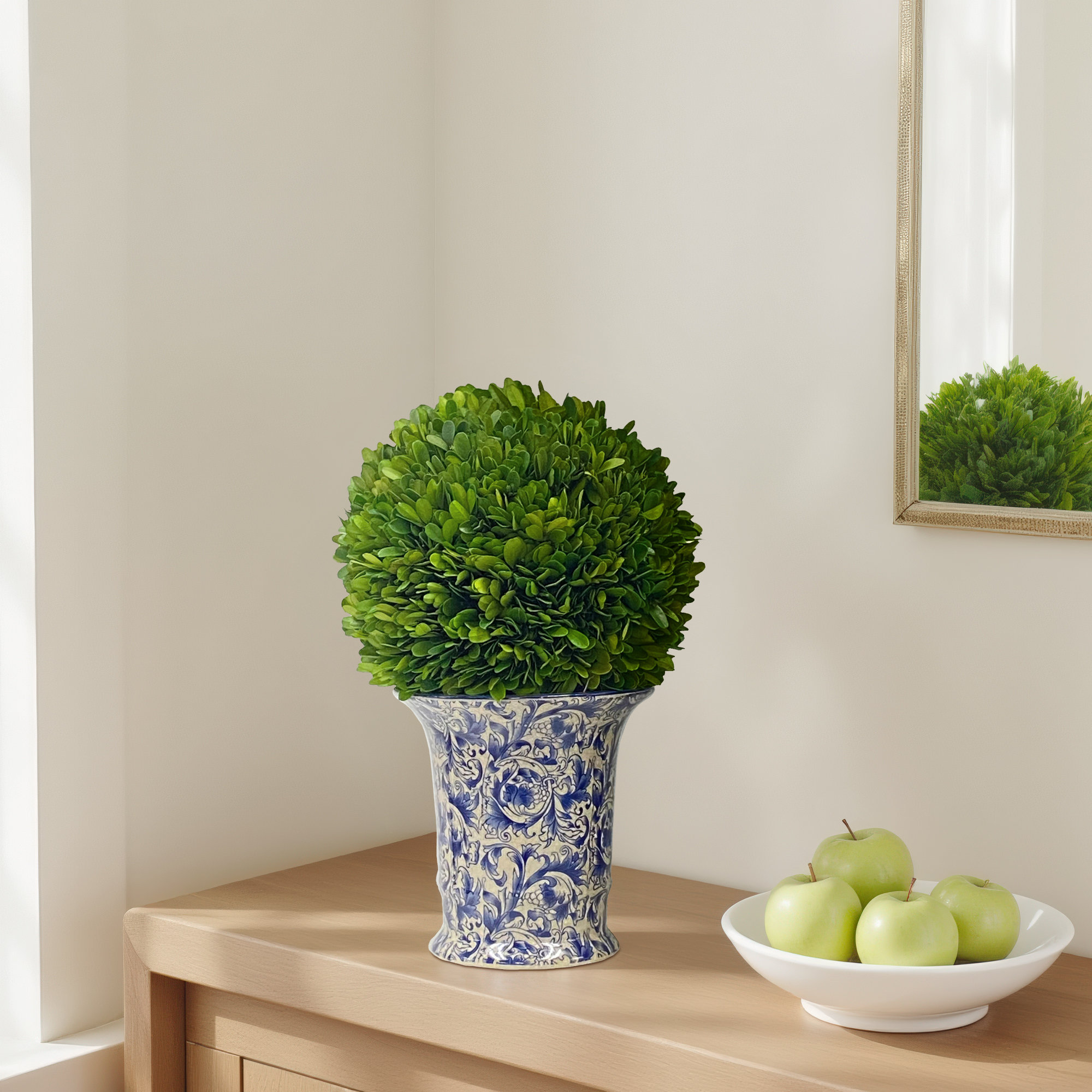 BOXWOOD BALL IN A VASE