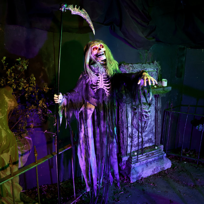 Faucheuse animée d'Halloween 7,5 pi avec tête mobile et yeux rouges à DEL Haunted Hill Farm