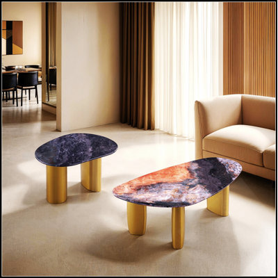 Table basse contemporaine 1 pièce avec plateau en pierre frittée, pattes dorées et coins arrondis pour un intérieur moderne