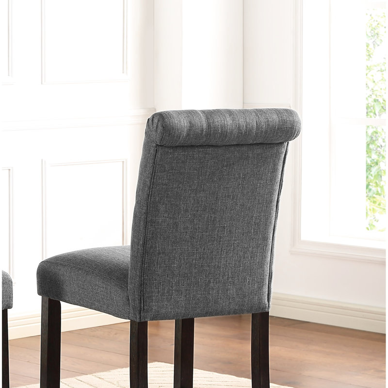 Tabouret à hauteur de comptoir en bois massif gris. Sièges et dossiers pour un attrait chic. Rembourrage supplémentaire rembourré. Pieds en bois au fini riche. Chaises à haut dossier élégamment courbées. L 23 po x P 19 po x H 39,52 po. Largeur du siège