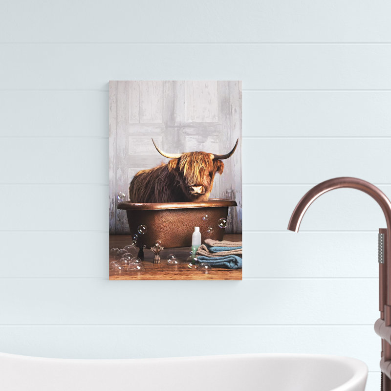 «Highland Cow In The Tub», reproduction d'impression sur toile, H 26 po x l 18 po, Toile tendue, Sans cadre