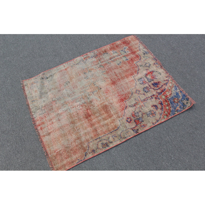 Découvrez le charme de ce tapis turc antique fait à la main, parfait pour les petits espaces