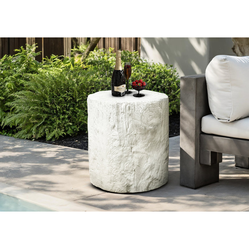 Table d'appoint ronde blanche de 63,5 cm de hauteur, idéale pour la chambre à coucher et le salon. Table d'appoint cylindrique de style contemporain. Matériau : oxyde de magnésium. Surface lisse et facile à nettoyer. Dimensions : 56,4 cm. Poids : 13,6 kg.