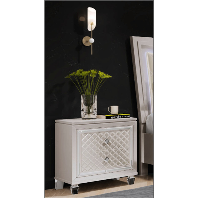 Table de chevet CROSS GLAM CHAMPAGNE avec pieds en acrylique, quincaillerie pour bijoux et tiroirs spacieux pour un rangement élégant