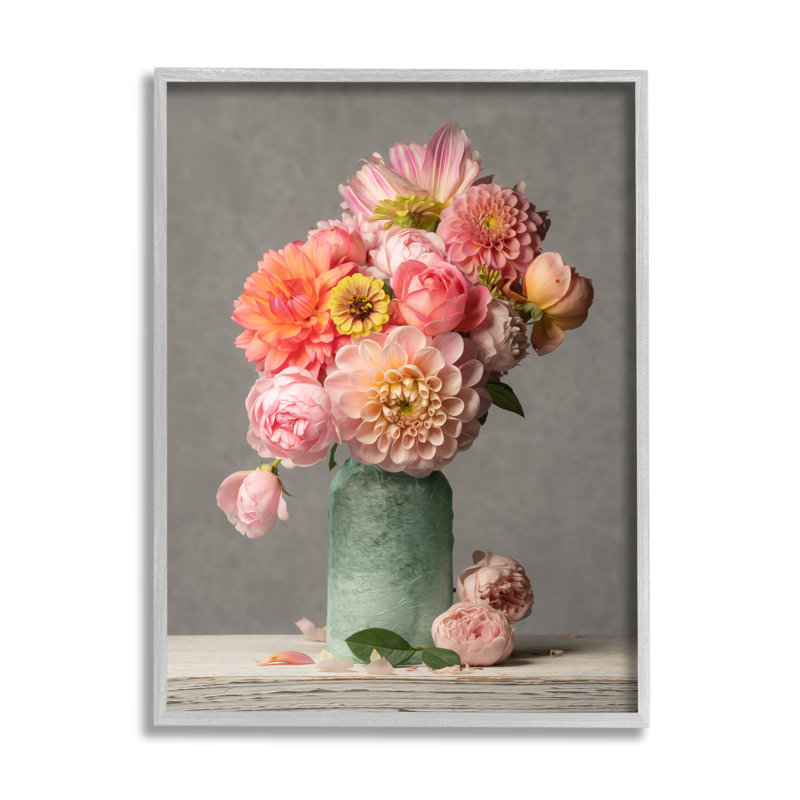 «Mixed Pink Dahlia Bouquet» encadré sur bois par Leah McLean, photographie, H 14 po x l 11 po x P 1,5 po