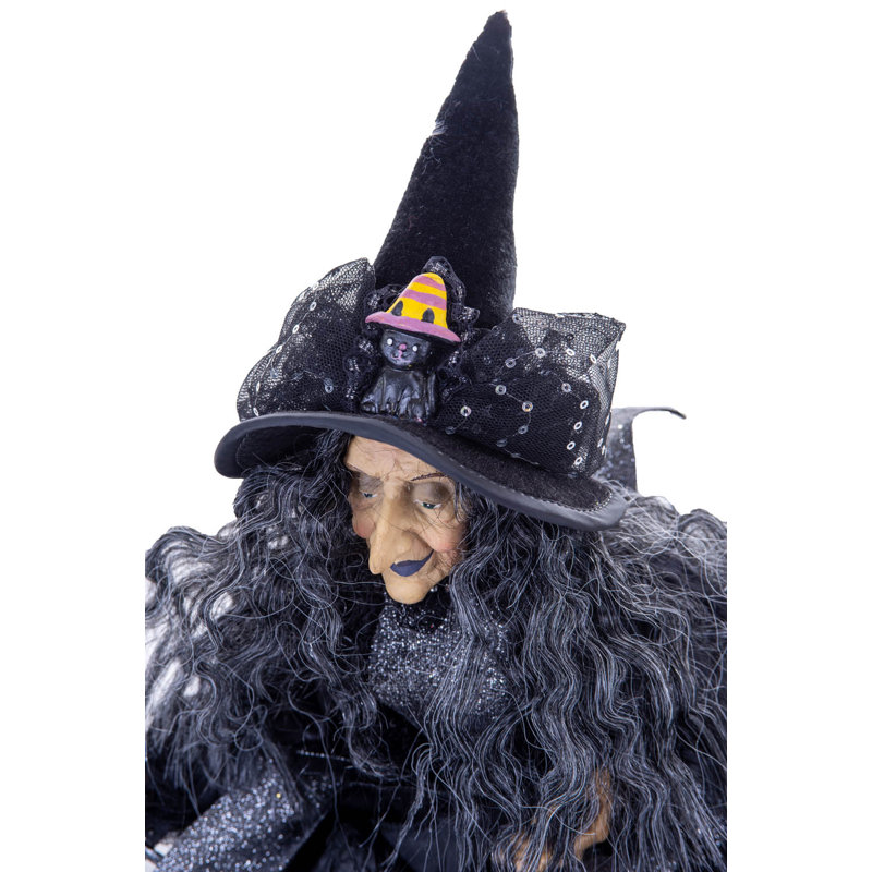 Adorable sorcière noire assise