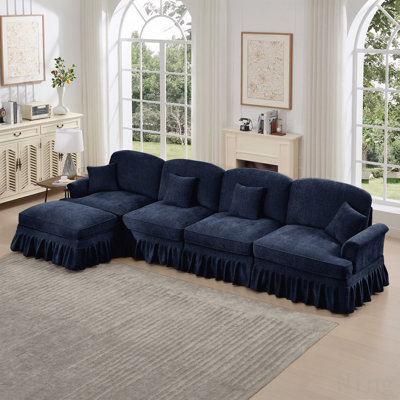 Canapé modulaire classique à trois places en forme de L avec accoudoirs évasés et volants amovibles, jupes plissées et pieds fuselés, canapé à quatre places en chenille confortable avec repose-pieds mobile