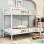 Lit superposé simple au-dessus d'un lit simple en métal avec échelle-278695141
