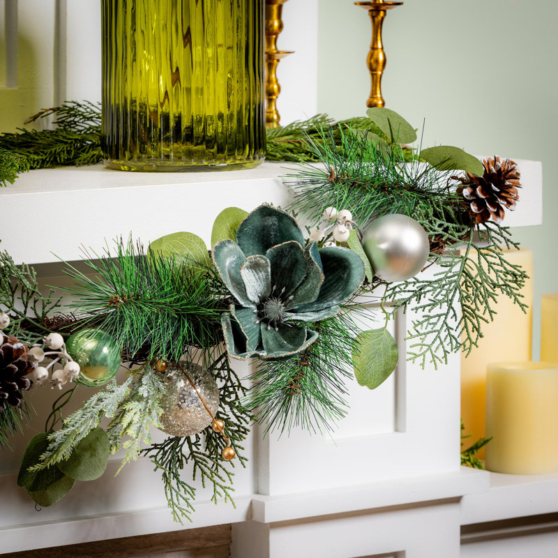 Guirlande de branches de pin avec fleurs et ornements artificiels, L 72 po
