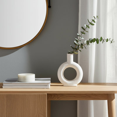 Vase moderne en céramique blanche avec motif rond sculptural