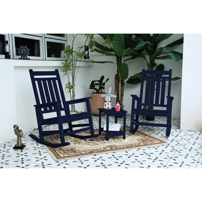 Fauteuil à bascule bleu marine toutes saisons avec table intégrée. Conception ergonomique pour une détente optimale. Assise élargie et profilée. 82,5 cm (P) x 65,8 cm (L) x 106 cm (H). Supporte jusqu'à 172 kg. Montage partiel en 30 minutes.
