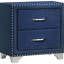 Chambre à coucher pour 5 grands lits Pacific Blue avec tête de lit à oreilles, capitonnage à boutons, garniture cloutée et caractéristiques de style pour lit avec accessoires assortis
