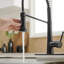 Robinet de cuisine rétractable à poignée simple avec accessoires