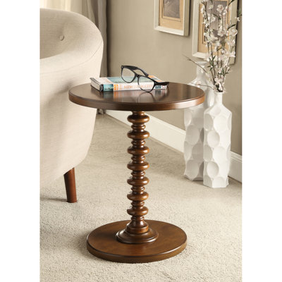 Table d'appoint ronde à pied central en noyer, fini transitionnelle, pouvant supporter jusqu'à 18 kg, en bois composite.