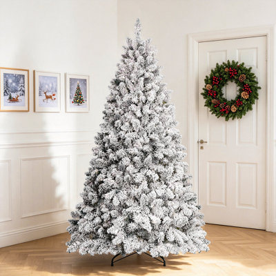 Arbre de Noël blanc enneigé avec pin