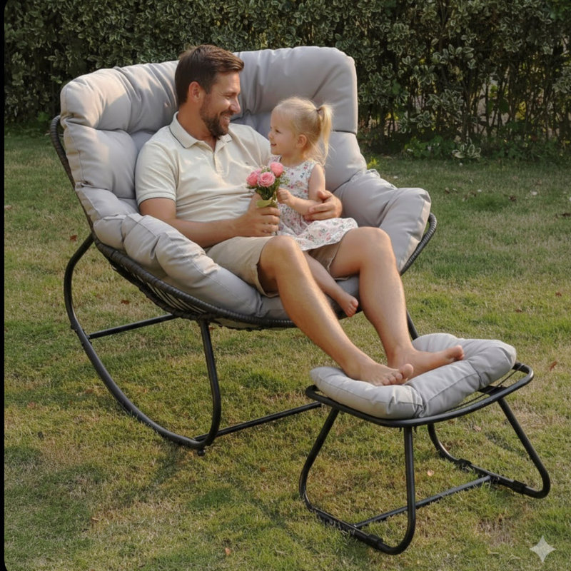 Fauteuil à bascule gris clair avec repose-pieds, fauteuil en osier résistant aux intempéries et coussins