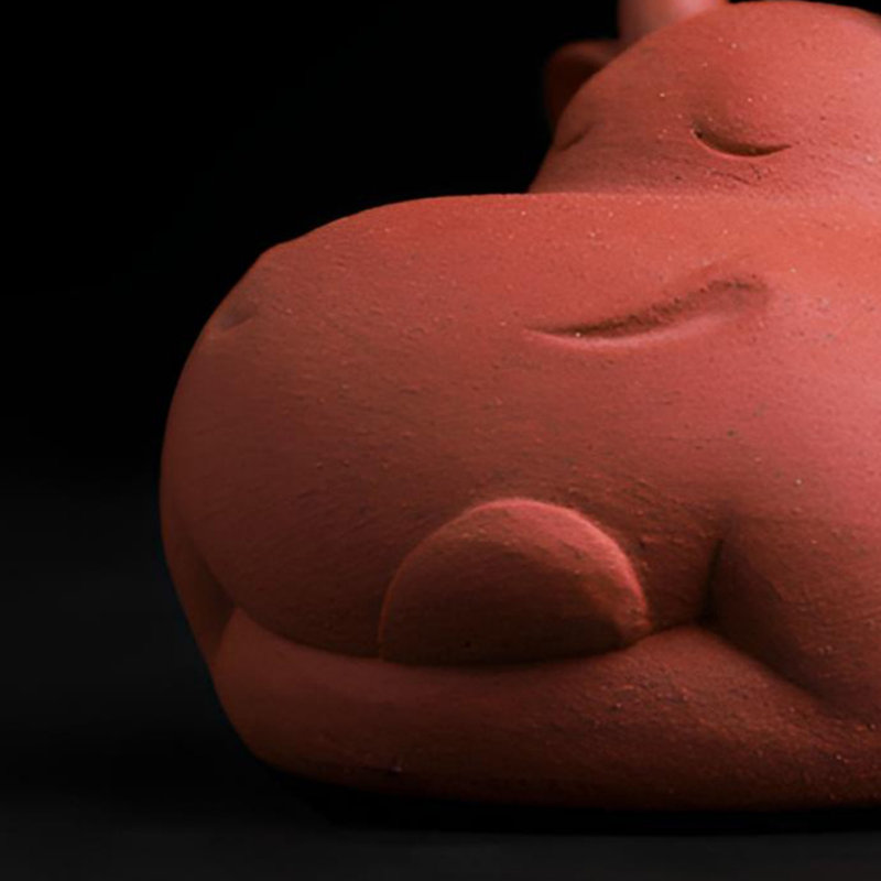 Sculpture de taureau artisanal en argile mauve - pièce décorative unique