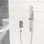 Douche carrée de 12 pouces en nickel brossé - barre coulissante réglable, soupape équilibrée et aspect portatif avec élément de tête