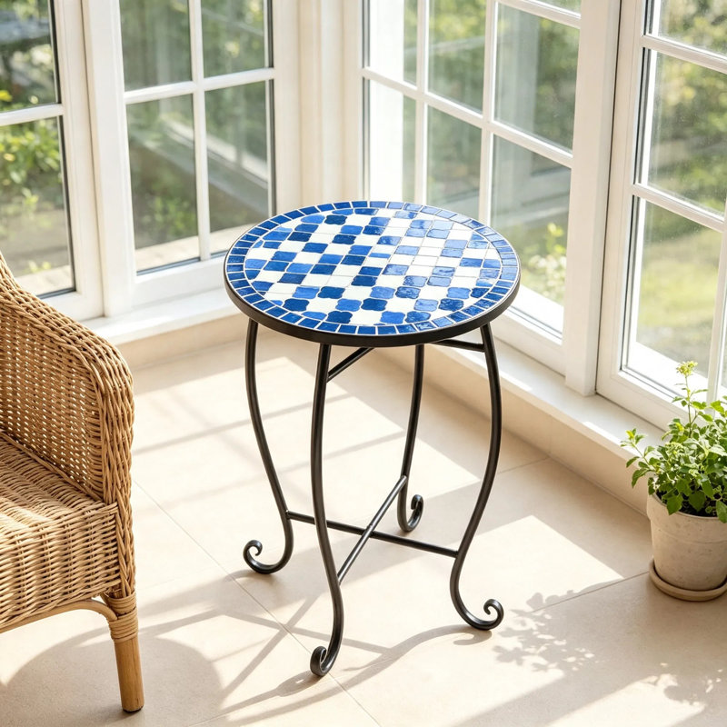 Table de bout d'extérieur en mosaïque florale bleue et noire, table basse d'appoint en métal à base en X, support à plante décoratif avec pieds de protection pour une utilisation à l'extérieur près de la piscine