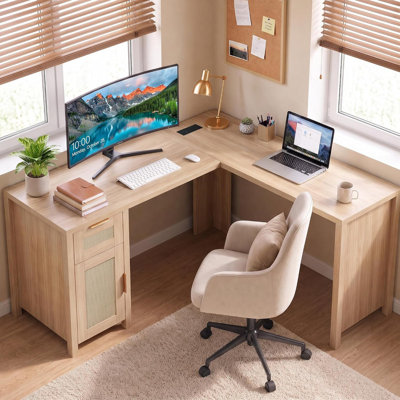 Bureau de coin en bois en forme de L avec prise électrique et port USB, doté d'un meuble de rangement intégré.
