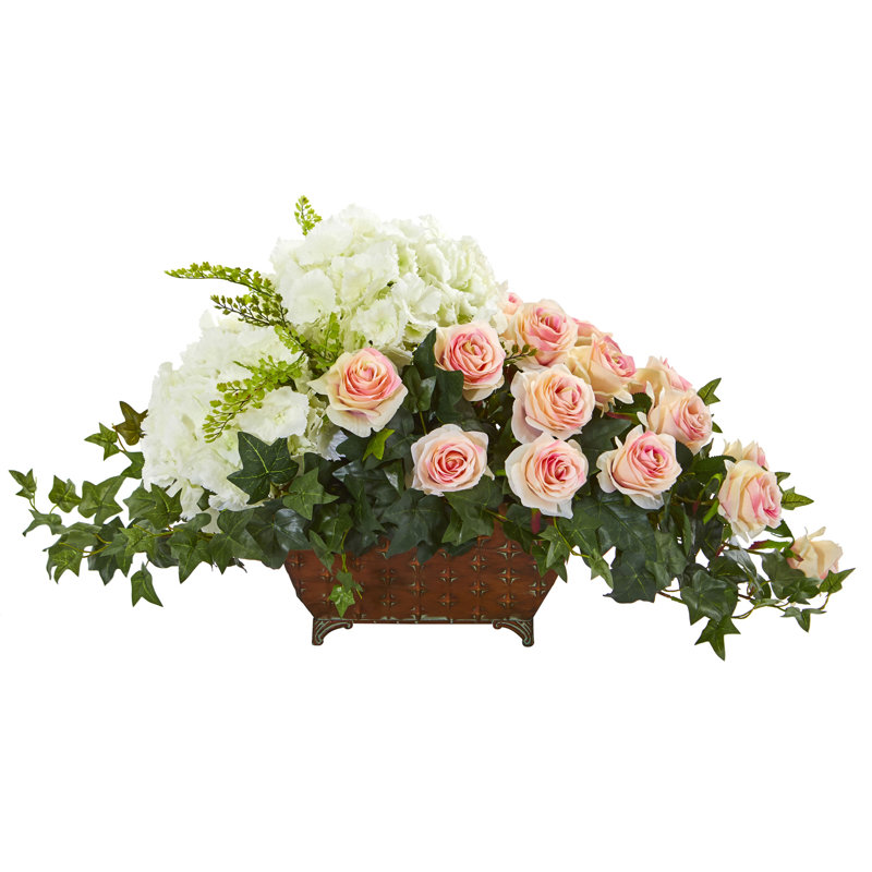 Arrangement floral artificiel hortensia et rose dans un pot de fleurs