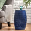 Table d'appoint de jardin en fer forgé bleu foncé ajouré, 30,3 cm x 30,3 cm x 45,8 cm, élégante et prête à monter.