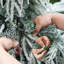 Ensemble de 3 sapins de Noël enneigés à cascade, sapins pleureurs floqués préilluminés avec télécommande, sapins de Noël fins de 1,20 m, 1,50 m et 1,80 m avec 8 modes d'éclairage pour la décoration intérieure des fêtes