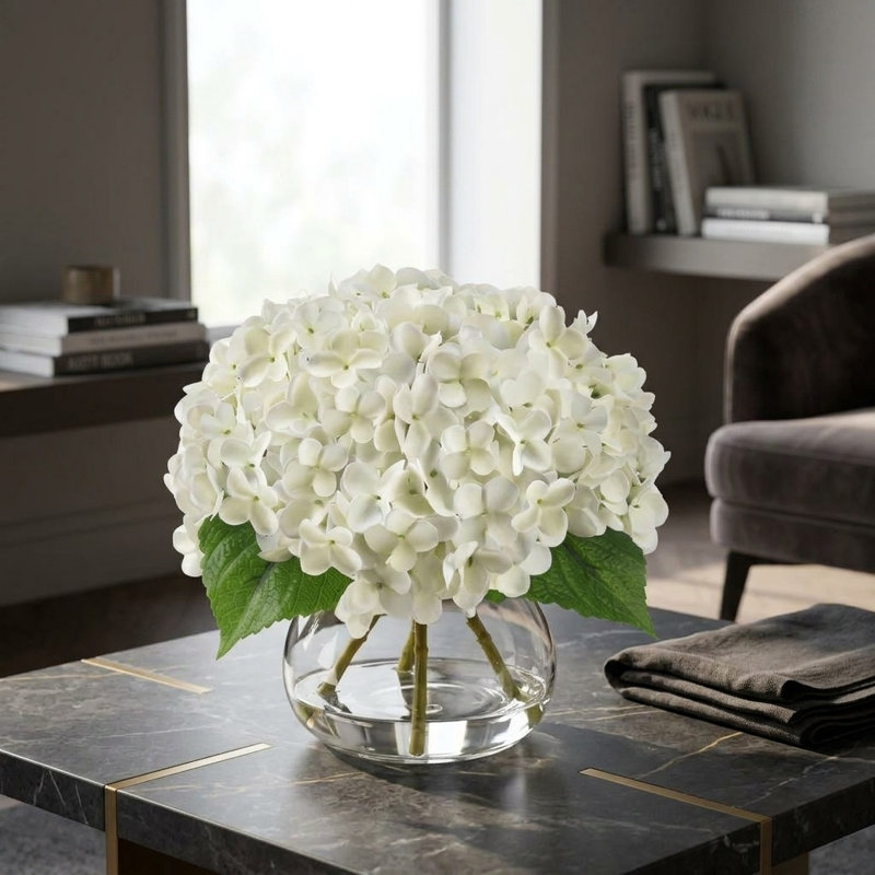 Fleurs d'hortensia artificielles dans un vase en verre avec de l'eau artificielle pour le bureau de mariage
