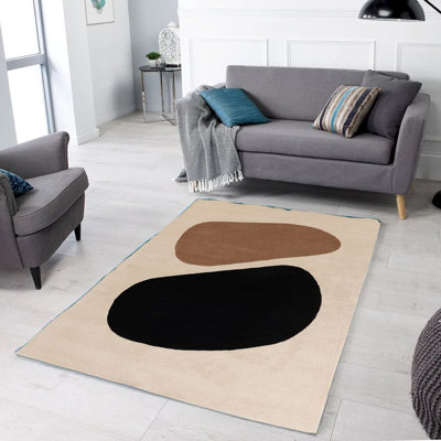 Tapis abstrait noir et brun sur fond crème