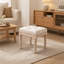 Élégant tabouret d'appoint beige avec pieds sculptés et repose-pieds rembourré avec style classique
