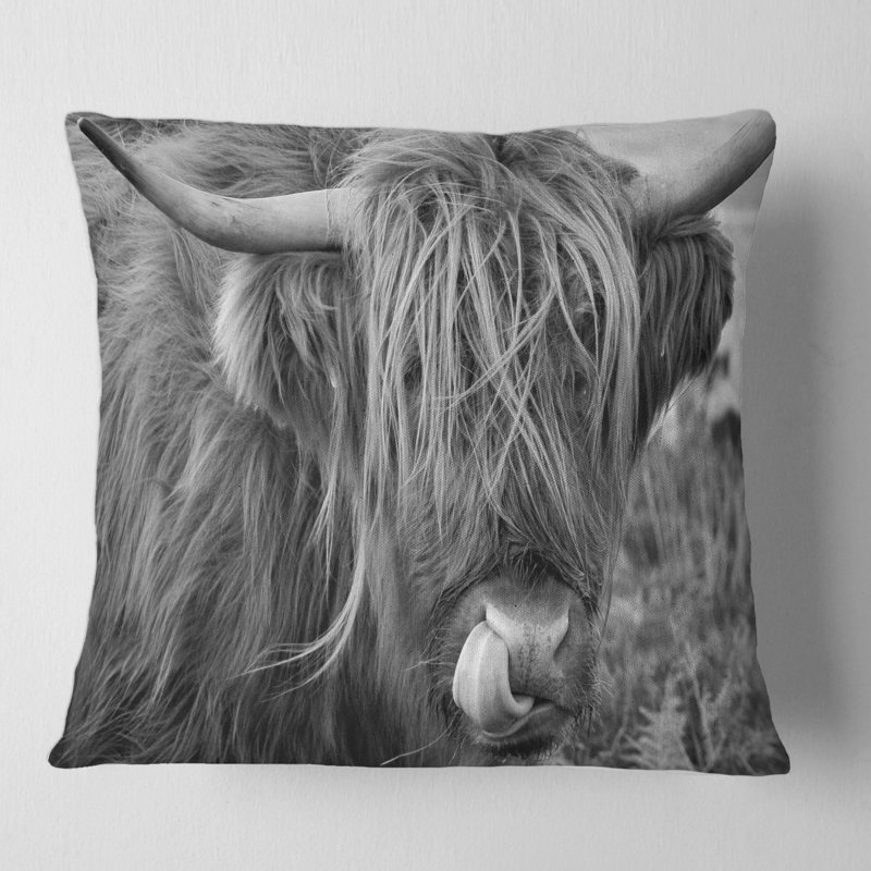 Housse et insert de coussin carré Scottish Cow on Moorland II, 18" x 18"