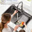Évier de cuisine en cascade de 33 po noir Gunmetal, robinet escamotable 2 en 1, poste de travail avec rebord, revêtement Nano, évier à condensation de conception moderne 33 po, cuve simple, drainage rapide et silencieux