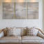 Ensemble exclusif de 3 toiles panoramiques abstraites grand format, aux tons beige crème et taupe, texturées et neutres. Décoration murale idéale pour le salon, la chambre à coucher et le bureau.-351035384