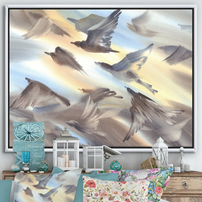 Vol d'oiseaux volant sur fond pastel