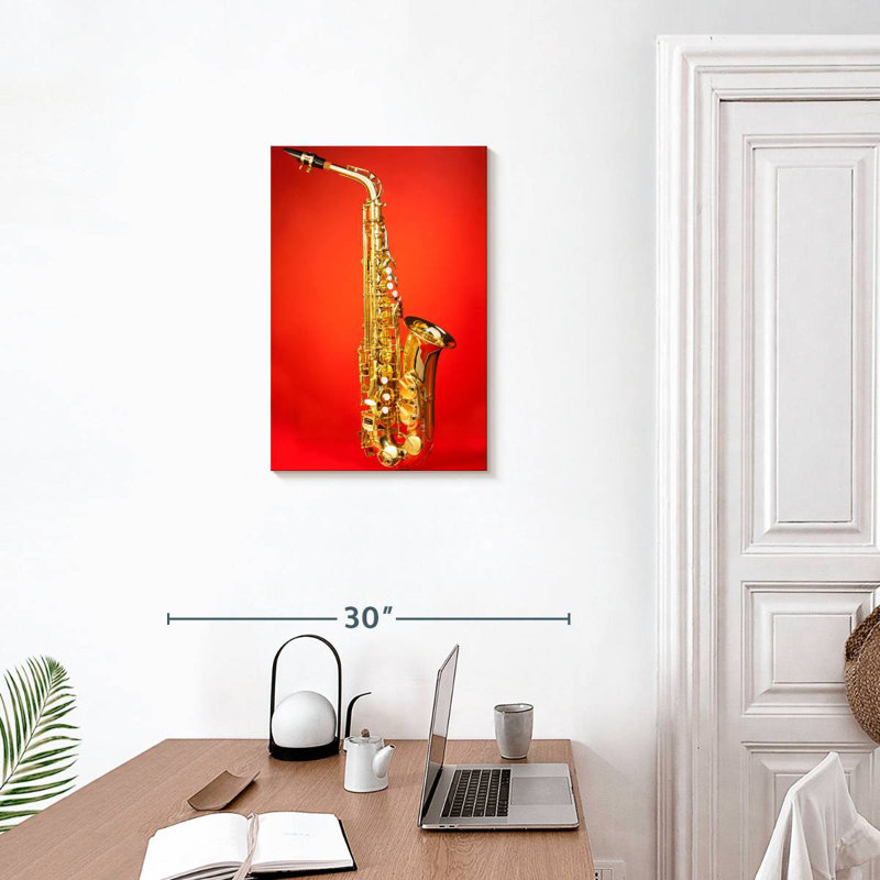 Saxophone sur fond rouge, H 24 po x l 16 po