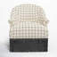 Fauteuil demi-tonneau en coton avec accoudoirs roulés encastrés et pieds en bois massif Callie-237449634-237449560