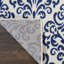 Tapis blanc et bleu marine avec motif floral damassé-31552089