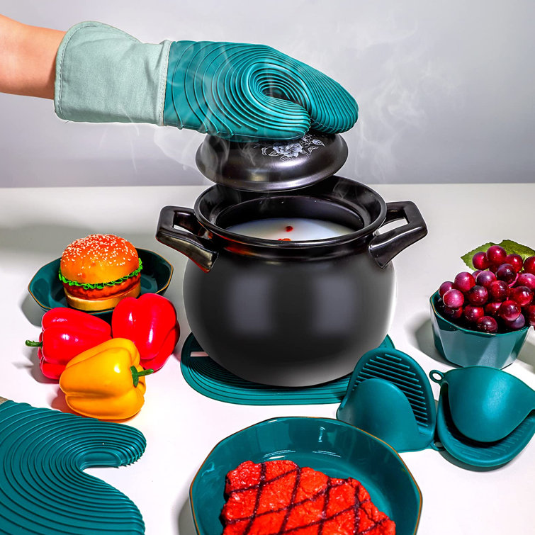 https://assets.wfcdn.com/im/36662925/resize-h755-w755%5Ecompr-r85/2283/228339863/Aliose+Silicone+Potholder+%26+Oven+Mitt+Set.jpg